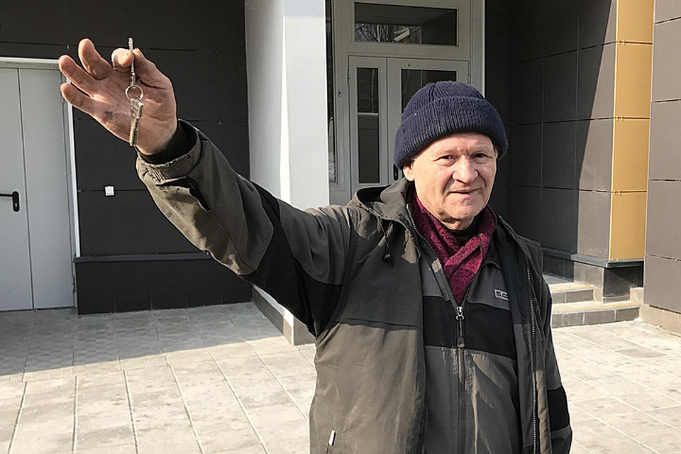 Ключи будущим новосёлам начали выдавать 10 февраля. А первый собственник получил полностью оформленные документы на свежую двушку 27 февраля