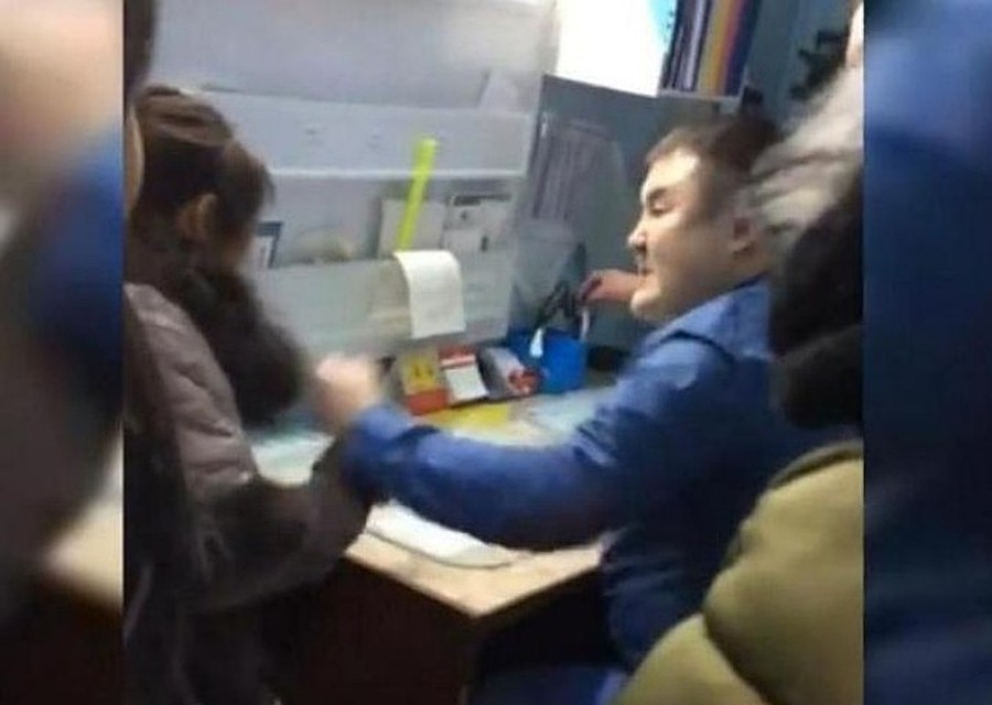 Врач бросился на женщину с кулаками, не постеснявшись свидетелей Фото: стопкадр с видео
