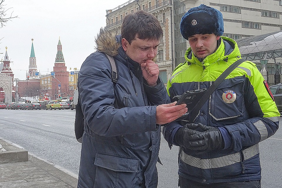 Журналист "Комсомолки" Павел Клоков и инспектор МАДИ Никита Каменев.