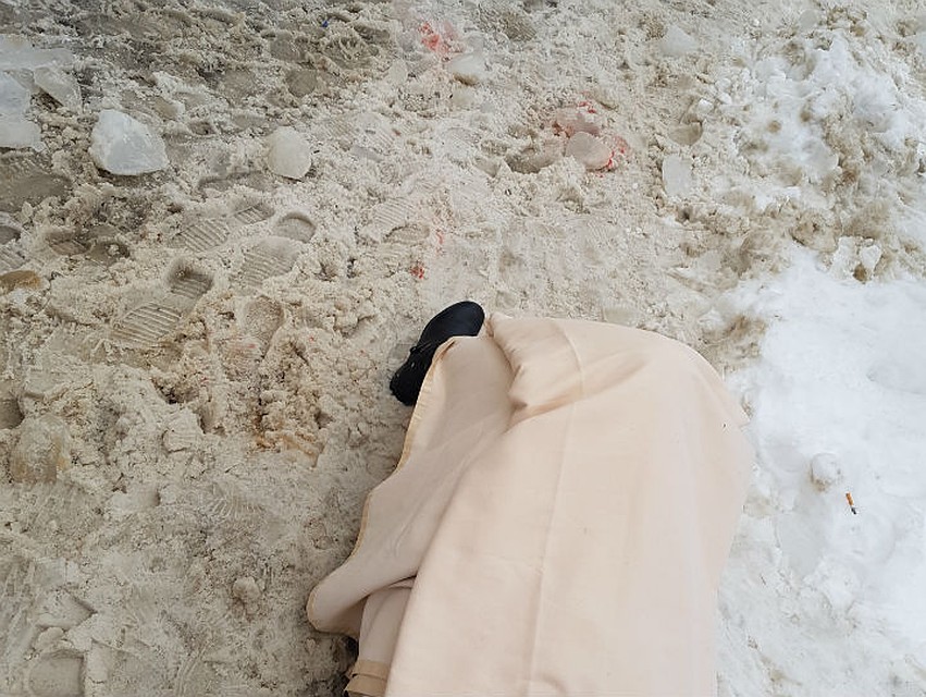 Раненую сосулькой женщину прикрыли, чтобы она не замерзла до приезда "скорой"