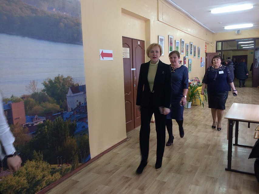 Елена Лапушкина пришла на выборы в строгом костюме