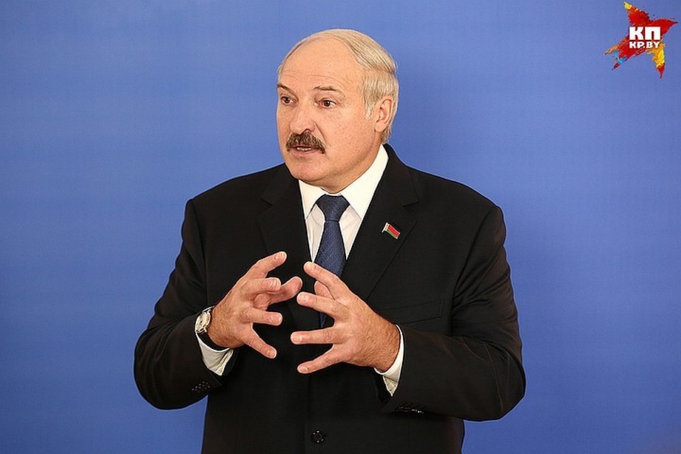 Президент пообещал восстановить производство пианино "Беларусь".