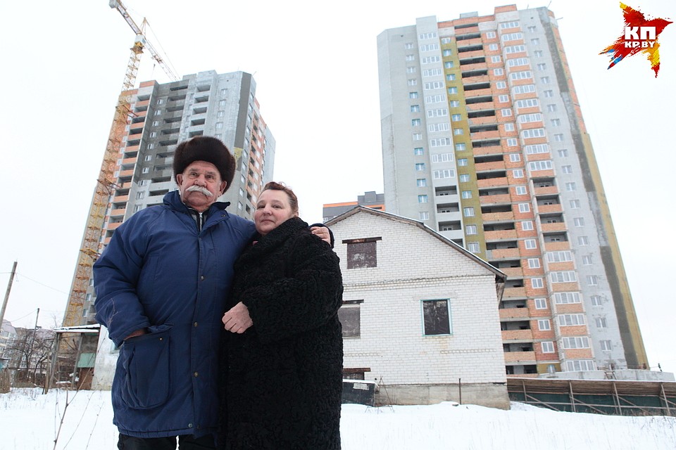 Лариса Борисовна и Владимир Афанасьевич вот уже несколько лет не могут выехать из дома, который идет под снос