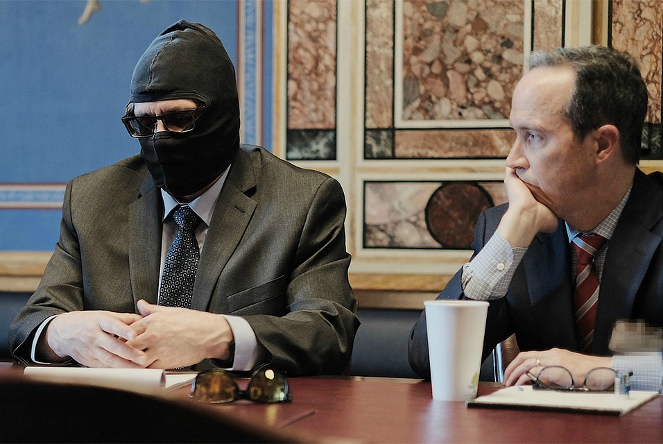 Балаклава стала постоянным "спутником" Родченкова. Фото: csce.gov