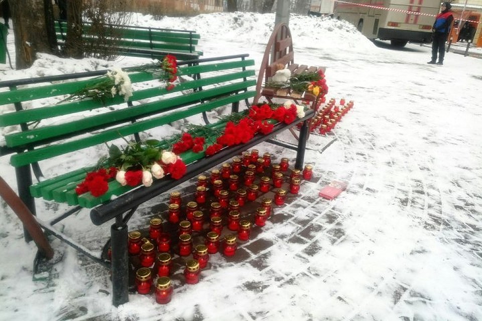 К зданию «Зимней вишни» в Кемерове несут цветы и свечи