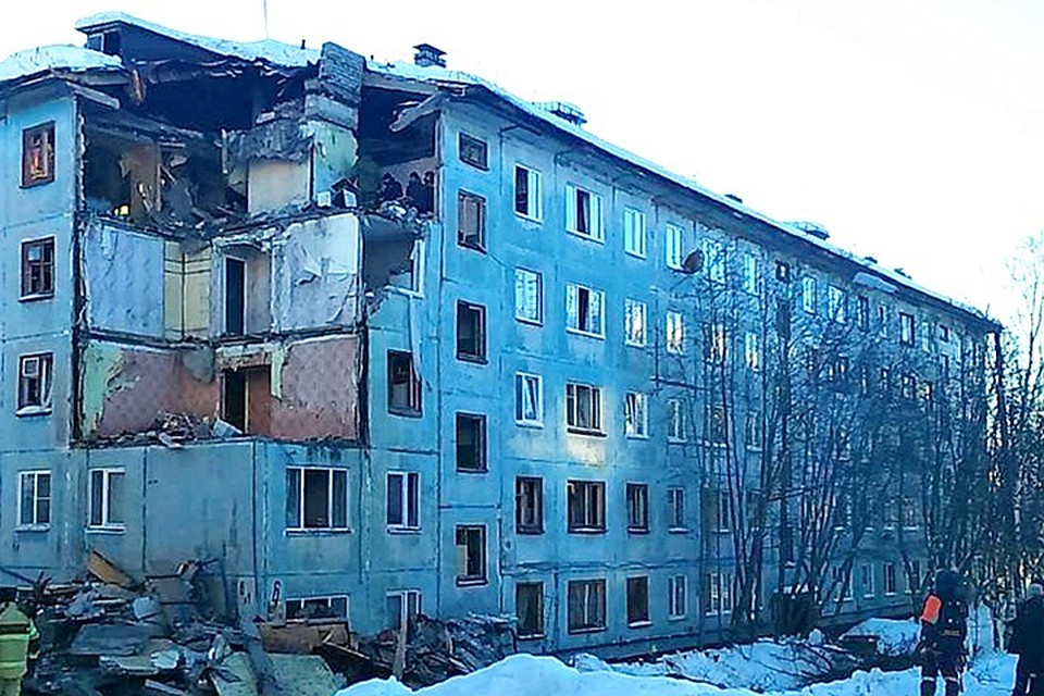 Несмотря на страшную выходку одного из жильцов и последовавший за ней взрыв, дом уцелел. И судя по всему, мурманчане еще долго будут в нем жить. Фото: пресс-служба МЧС России по Мурманской области