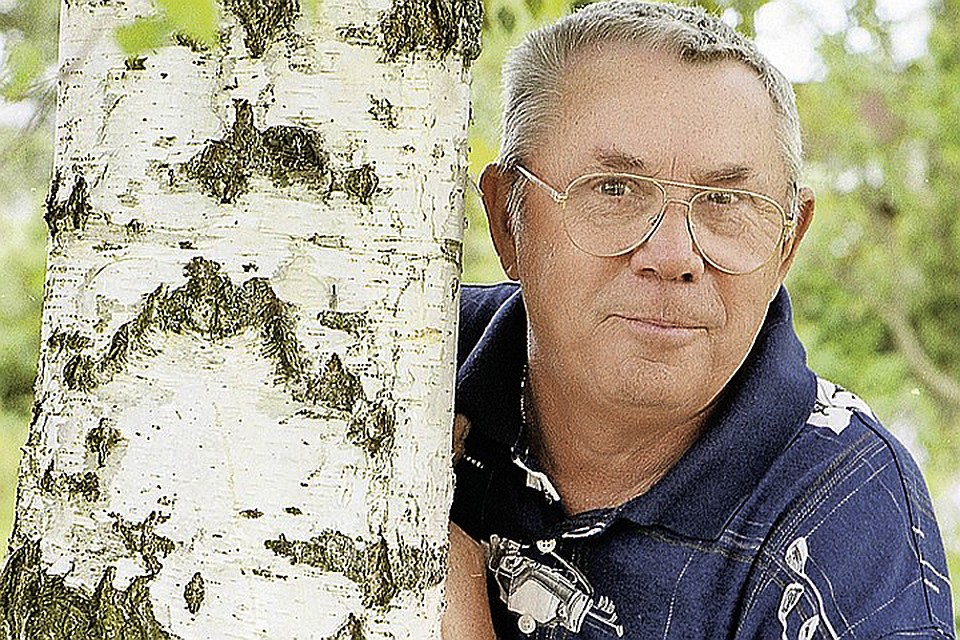 Олег Андреевич - актер, но в первую очередь он - поэт-песенник, певец и режиссер