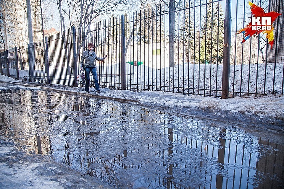 На дорогах появляются весенние лужи