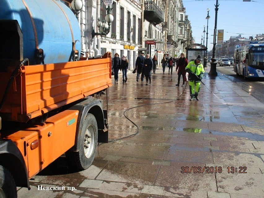 Мыть улицы в этом году начали на месяц раньше Фото: предоставлено комитетом по благоустройству