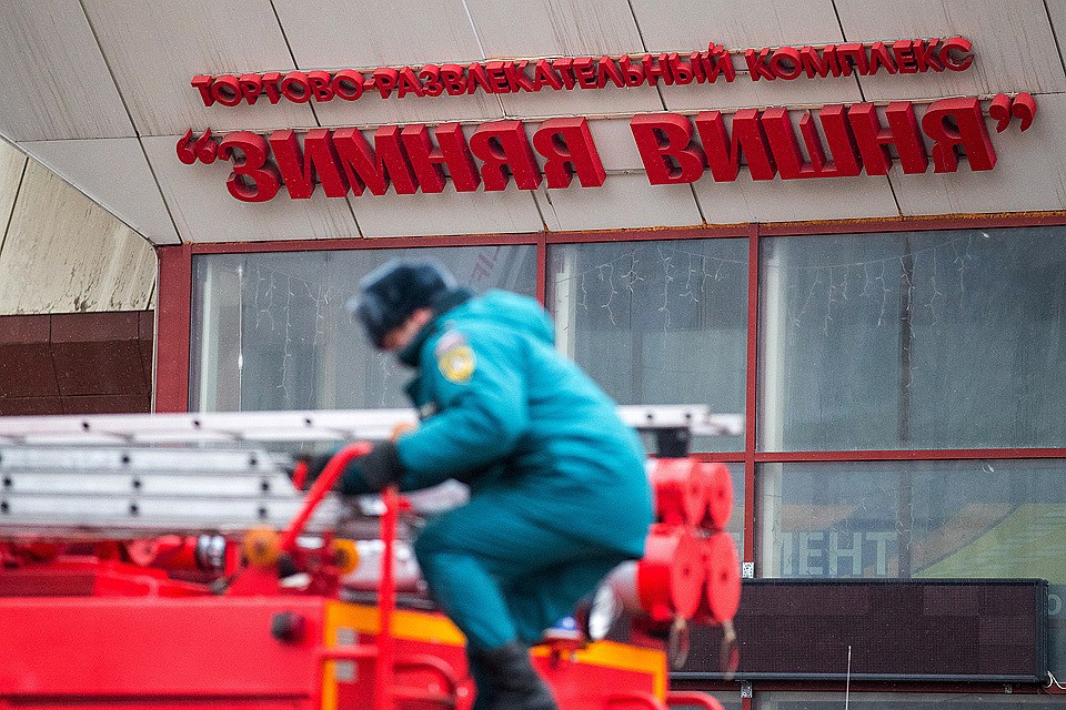 Работа подразделений МЧС у места пожара в ТРЦ "Зимняя вишня". ФОТО Данил Айкин/ТАСС