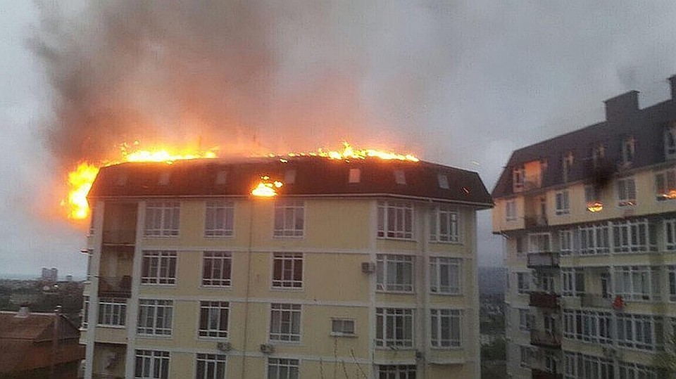 Фото горящего дома выкладывают очевидцы пожара в Сочи
