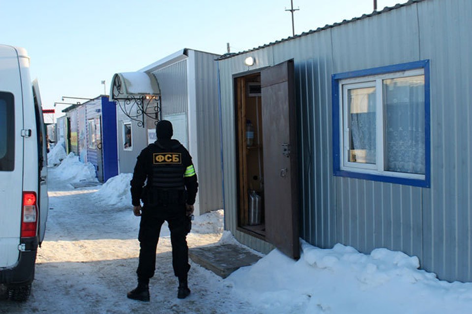 Инспектора Россельхознадзора задержали сразу после получения взятки. Фото предоставлено пресс-службой пограничного УФСБ России по Новосибирской области