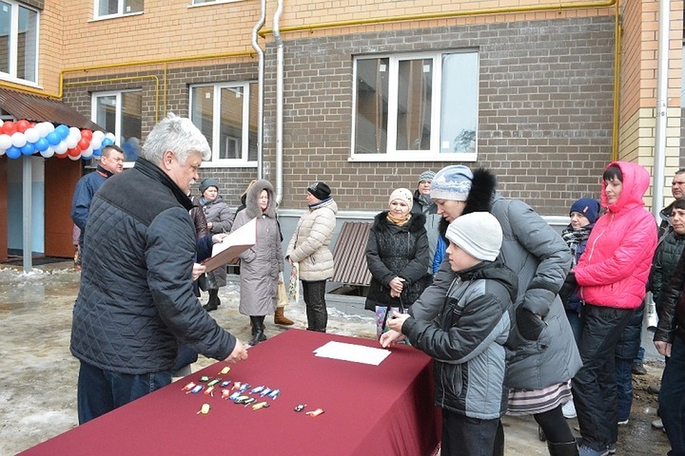 В новый дом в ближайшее время переедут 39 семей. Это, в основном, жители двух аварийных бараков п. Никольское. Фото: пресс служба губернатора костромской области