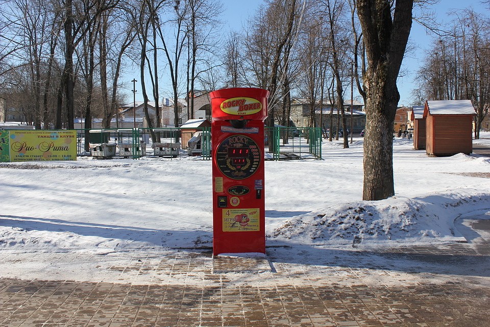 Городские власти ставят автомат в один ряд с каруселями и аттракционами.