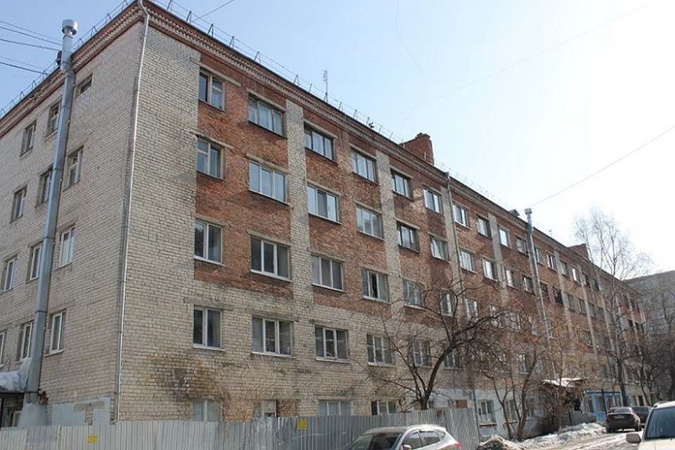 Жильцы аварийной тюменской пятиэтажки на Геологоразведчиков навсегда покинули здание