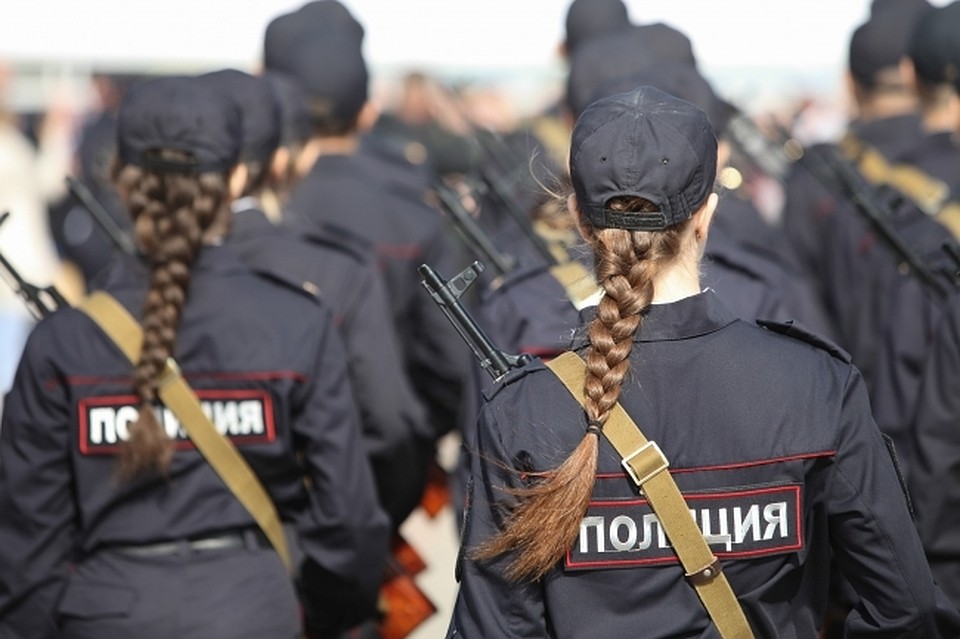 Почему представительницы прекрасного пола идут служить в полицию?