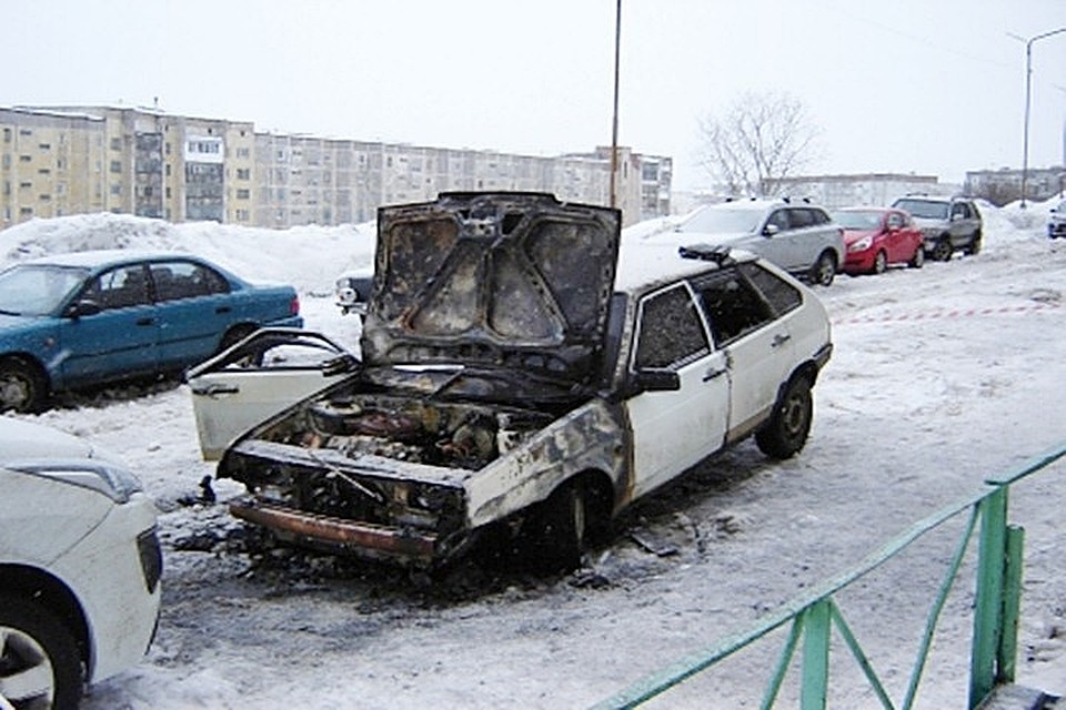 В Мурманской области внутри сгоревшего автомобиля нашли мертвого хозяина. Мужчина задохнулся дымом и угарным газом, задремав внутри отечественной легковушки. Фото: пресс-служба следственного комитета по Мурманской области