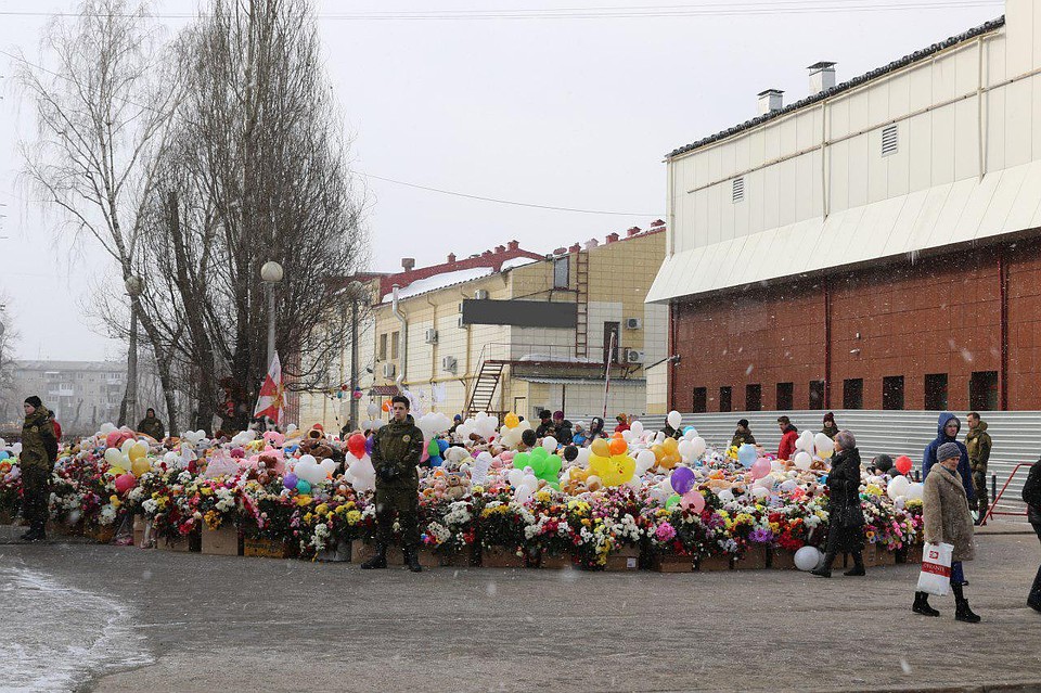Кемеровский мемориал жертвам пожара в "Зимней вишне" находится под круглосуточной охраной Фото: администрация Кемерова