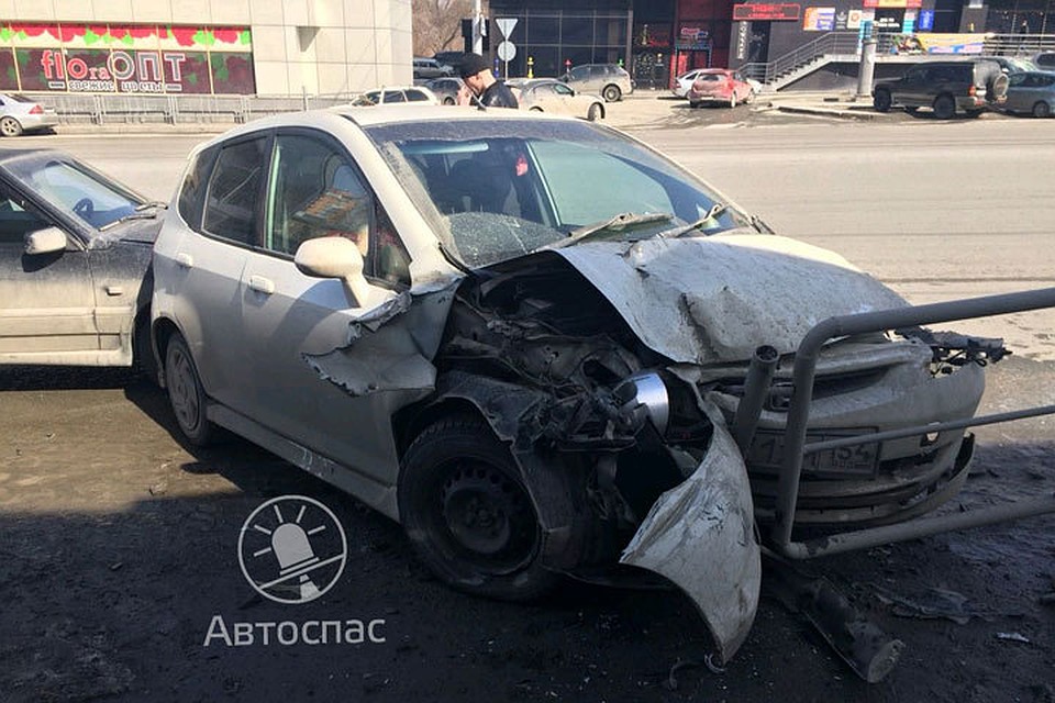 «Нива» не пропустила Nissan x-trail из-за чего последний врезался в разделительный забор. Со страницы vk.com/avtospasrus