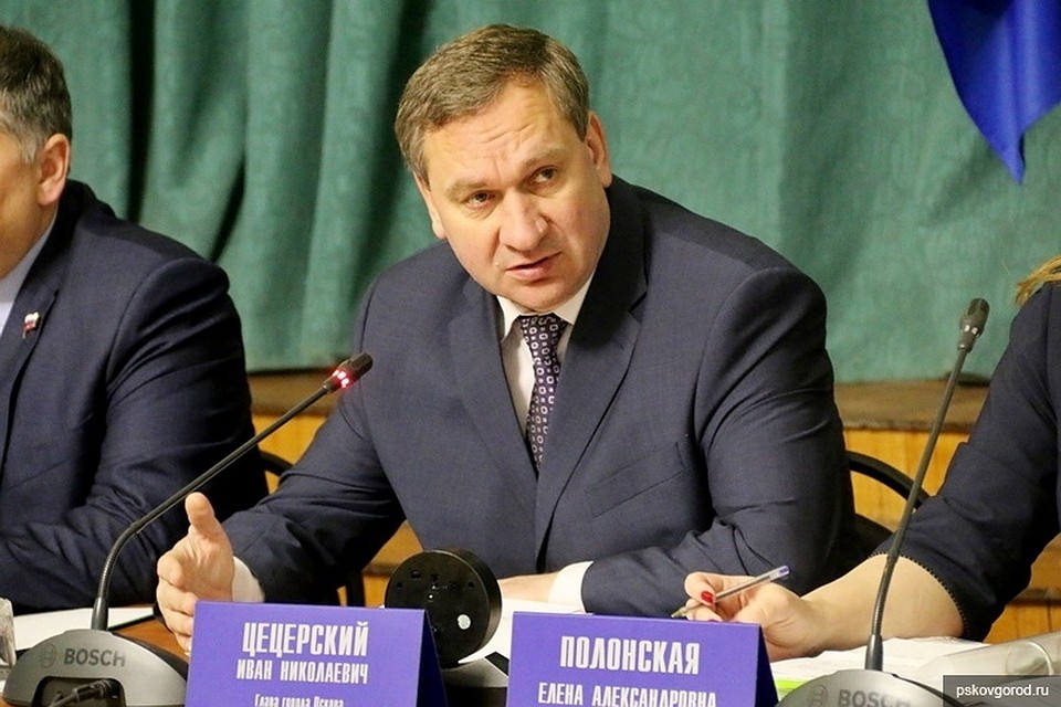 На сессии Псковской городской думы обсудили жалобы жителей нескольких домов по улице Народной.