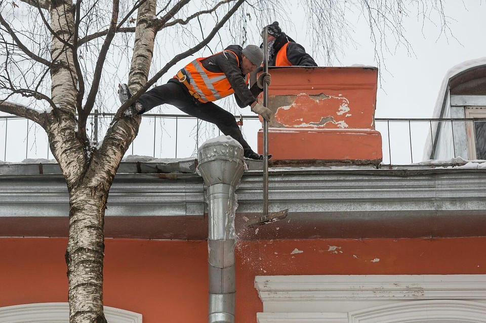 Теперь у управляющих компаний будет не больше двух суток на очистку крыши от сосулек