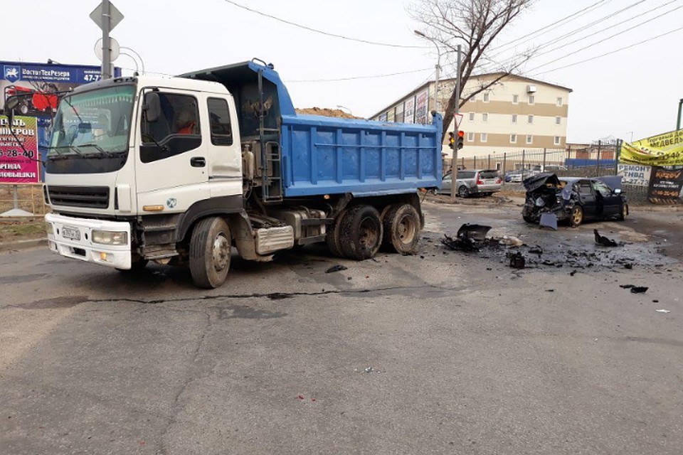 В Хабаровске самосвал столкнулся с двумя легковыми автомобилями