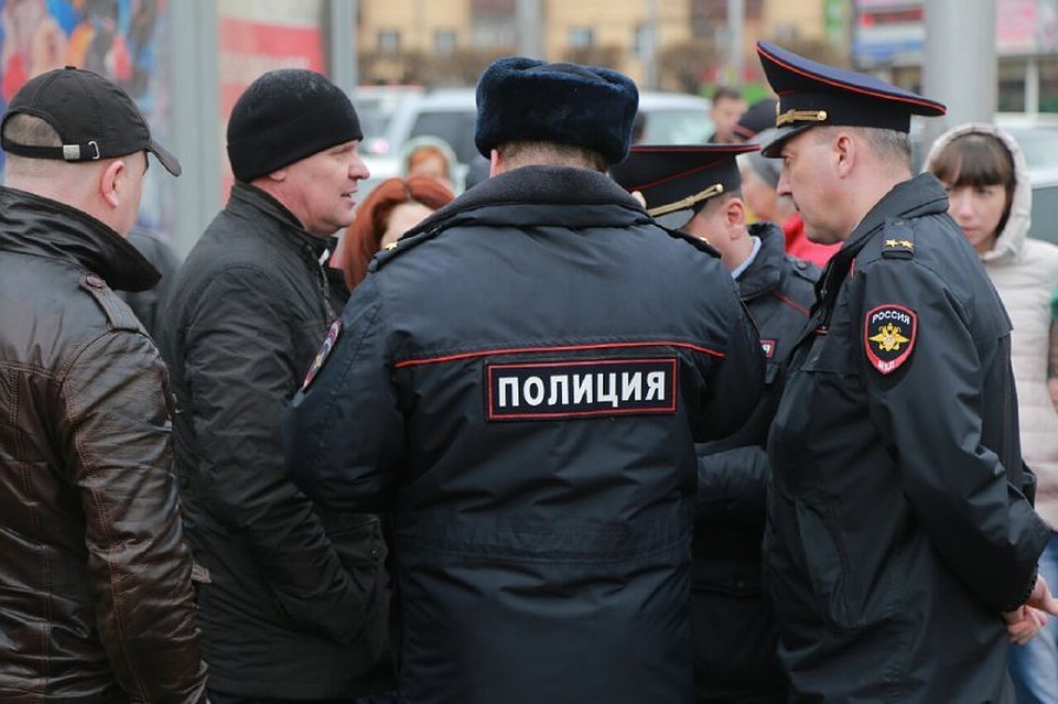 Сейчас на месте очень много полицейских, инспекторов ГИБДД.