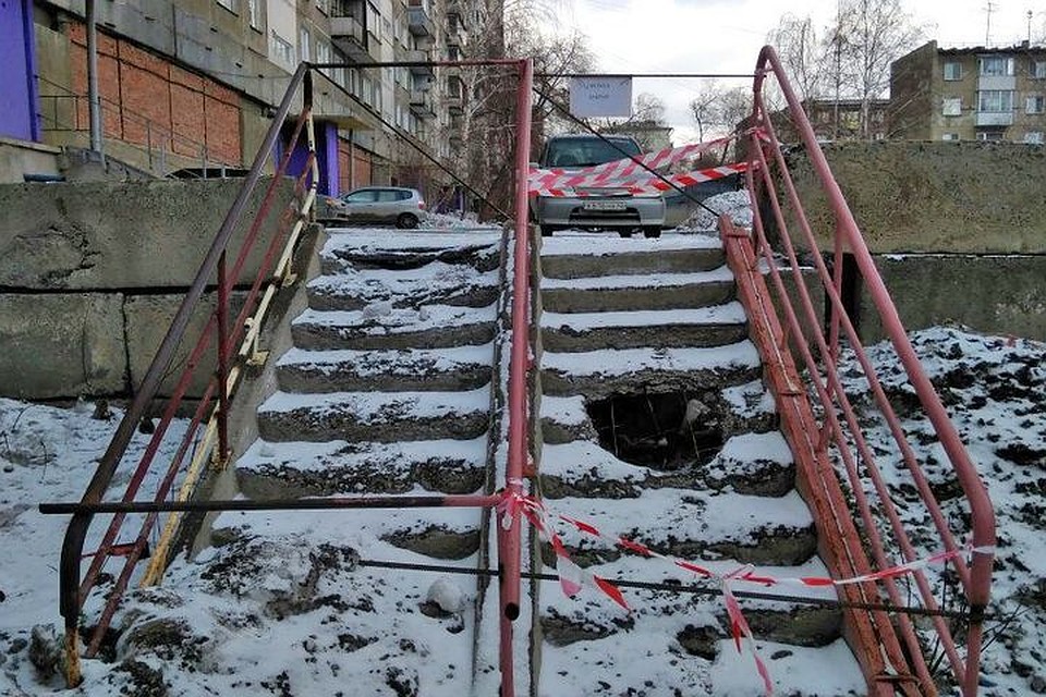 Из-за провала на лестнице сибиряки не могут нормально добраться домой.