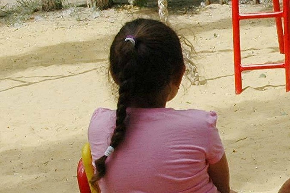 12-летнюю девочку несколько месяцев насиловали родители