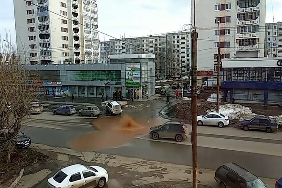 В Кирове на проезжей части открылся фонтан из сточной воды. Фото: vk.com/zlo43