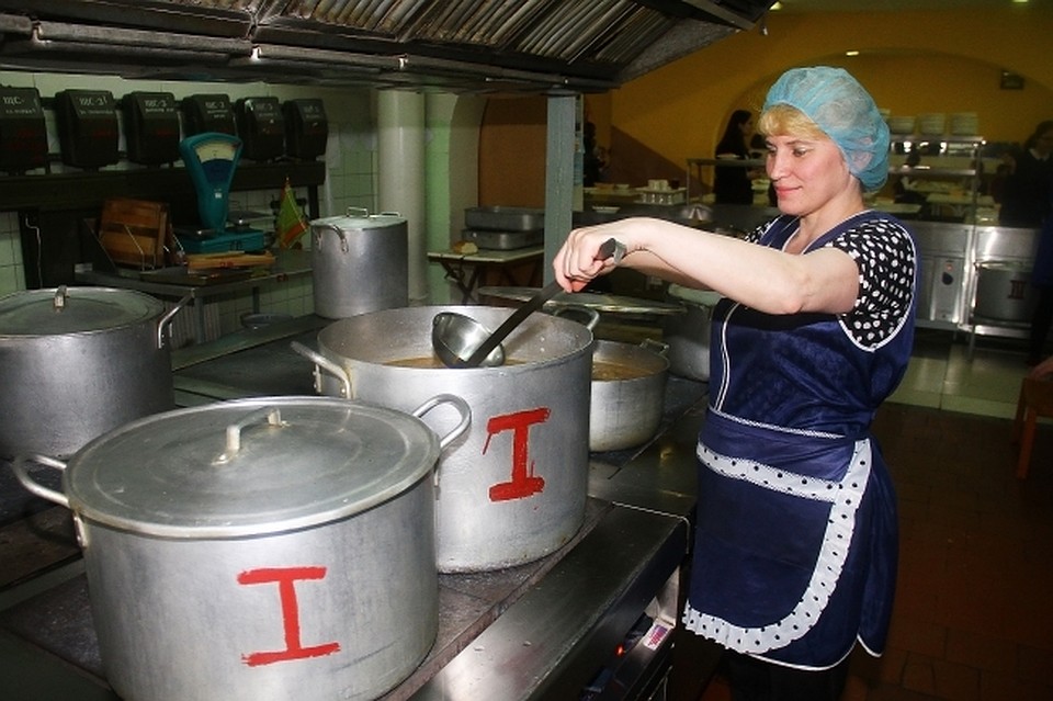 Вместо мяса поварам приходилось готовить обед из обрезков.