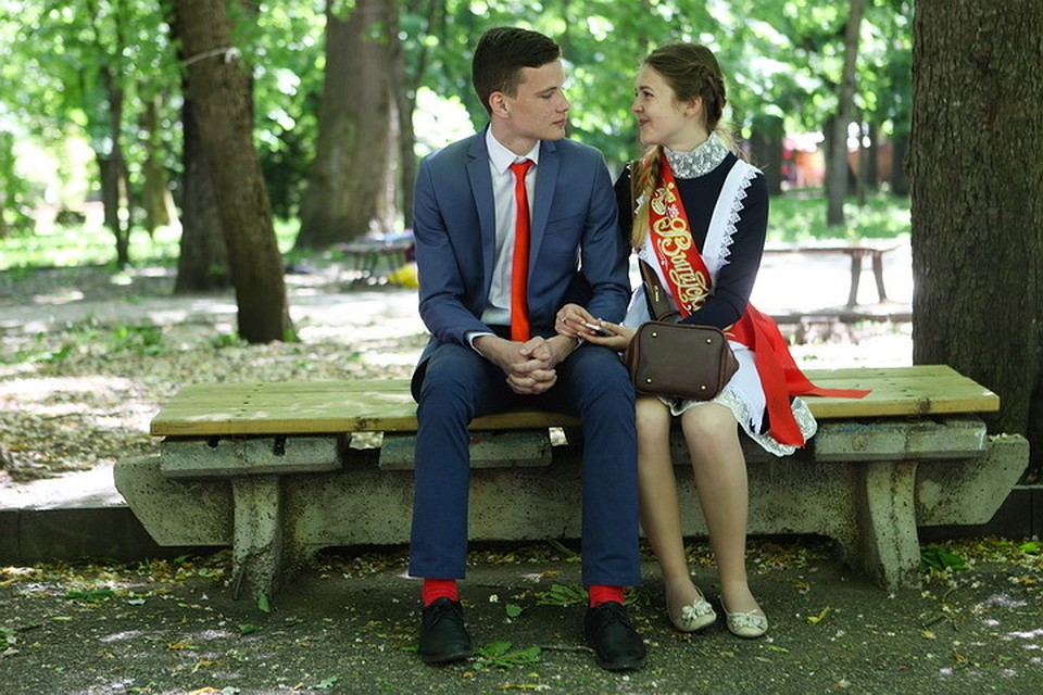 Выпускник, который наберет большее количество голосов в фотоконкурсе, украсит обложку выпускного журнала "Алые паруса".