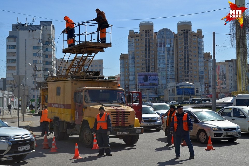На площади Победы демонтируют троллейбусные линии