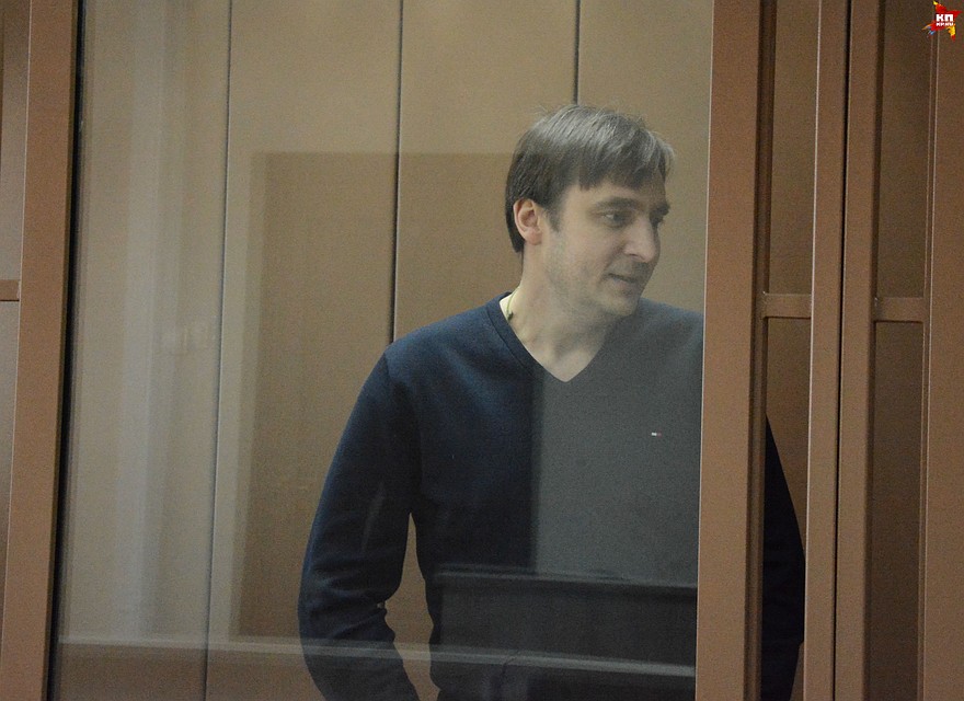Роман Зенищев обвиняется в получении взятки в сумме 3,7 миллионов рублей и получении материальной прибыли в размере свыше 10 миллионов.