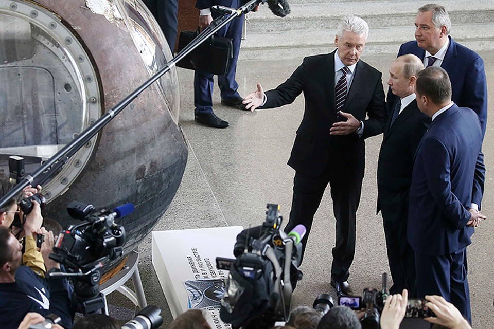 Владимир Путин приехал посмотреть на отреставрированный павильон и развернутую здесь экспозицию "Космонавтика и авиация"