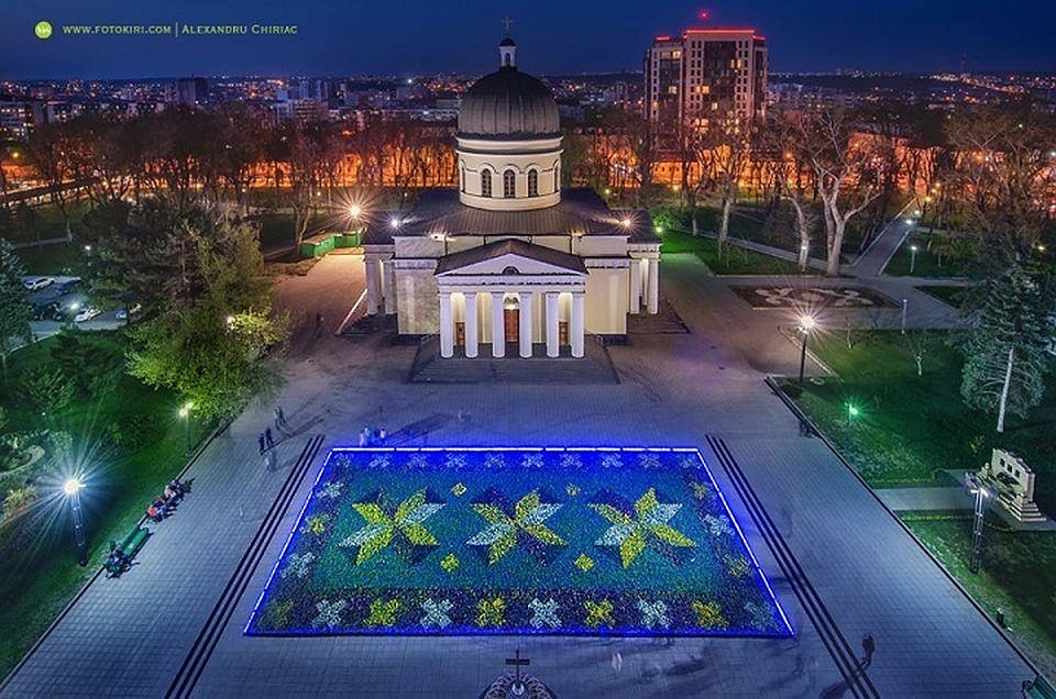 Так выглядит цветочный ковер Кишинева вечером. Фото: Александру Кирияк.