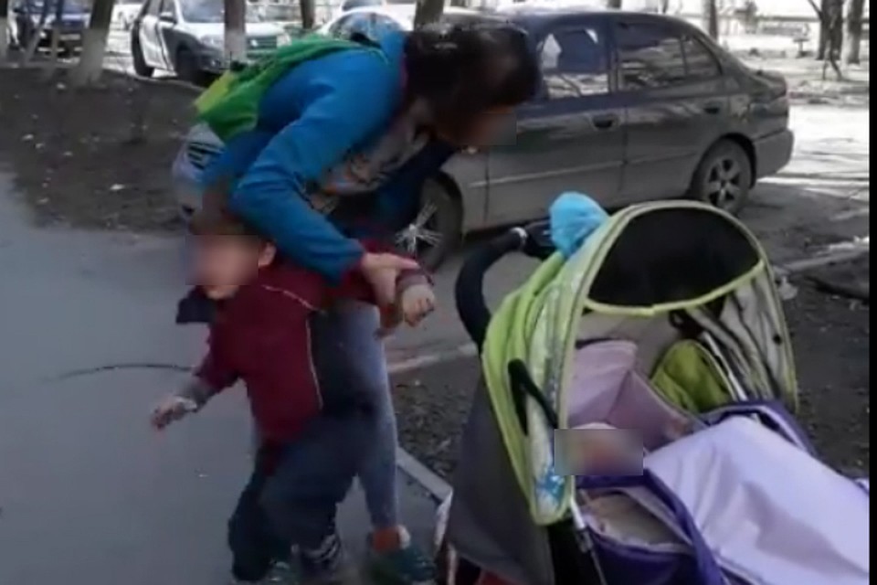 Мать пыталась одновременно и успокаивать ребенка, и отвечать "народному оператору", и катить коляску, и общаться еще и со старшим сыном. Фото: скрин с видео.