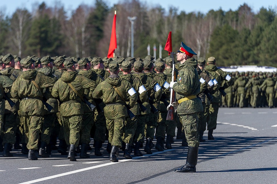 Военные тренировались чеканить шаг