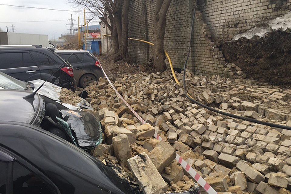 Кирпичная стена рухнула в Нижнем Новгороде и погребла под собой девять автомобилей