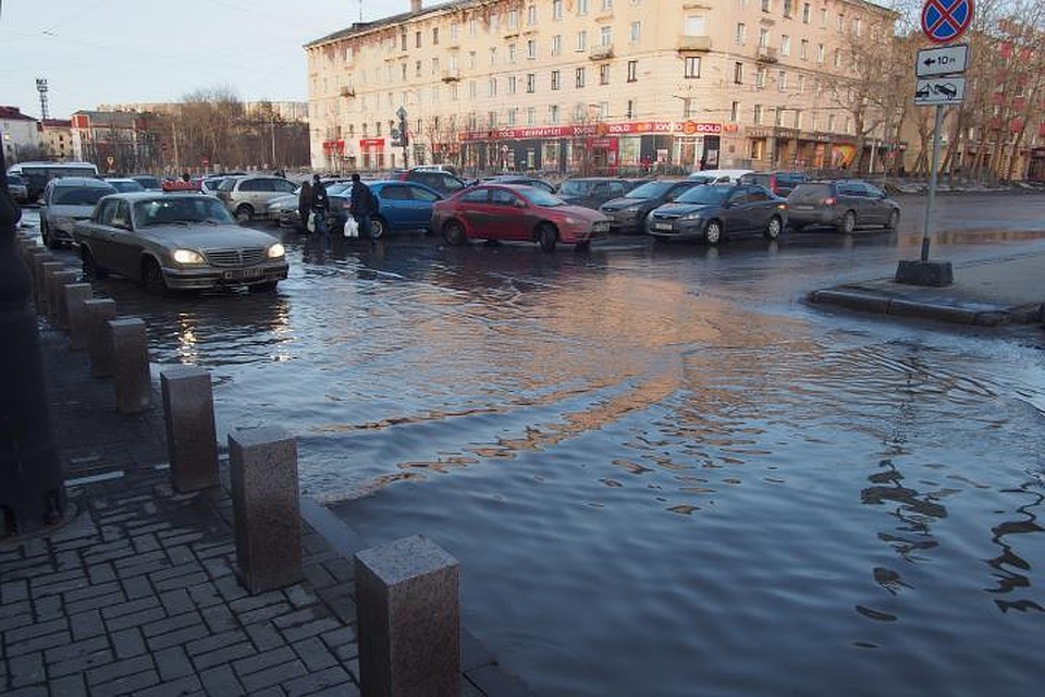 После ремонта привокзальная площадь оказалась приподнята над общим уровнем асфальта. Теперь, когда нижнюю часть затопило водой, верхняя смахивает на набережную небольшого пруда.