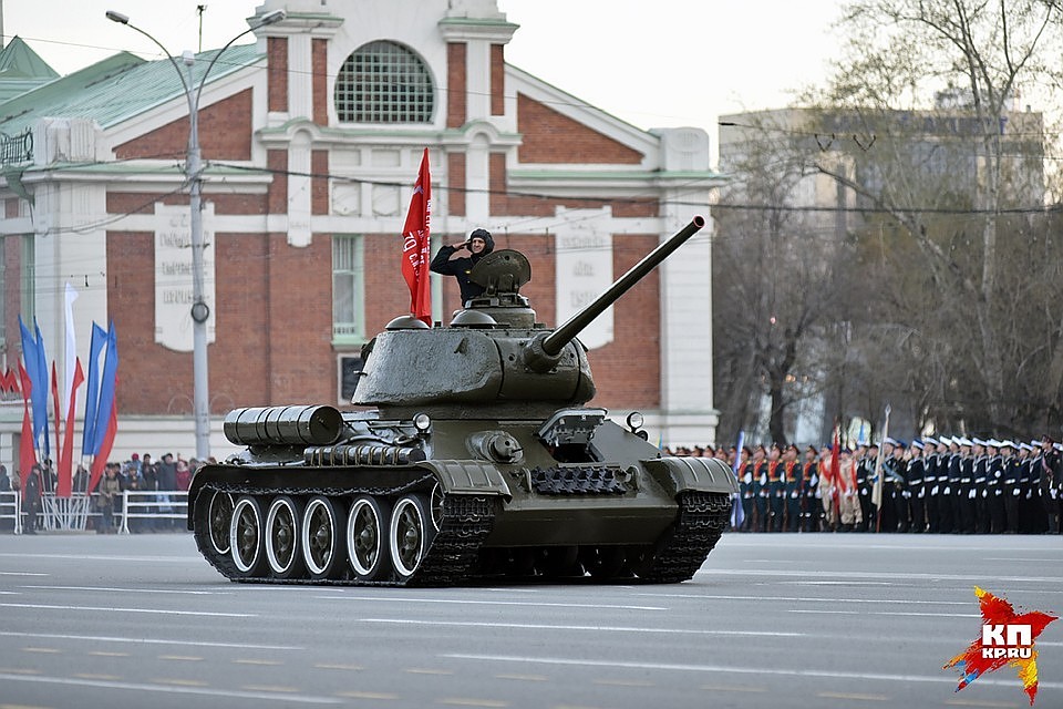 В прошлом году первым по площади Ленина проехал знаменитый танк Т-34.