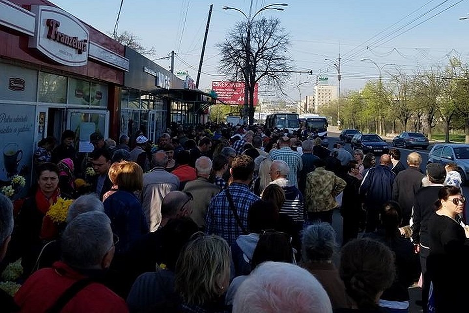 Фото: Сергей Юрьевич ("Город без маршруток! Водители помогают пешеходам")