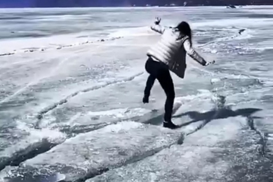 Видео, на котором иркутянка прыгает по льдинам на Байкале, спасатели назвали аттракционом человеческой глупости