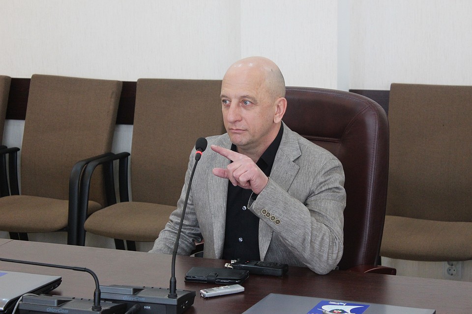 Александр Андреев, возмущенный собачьими экскрементами под окном у мэра