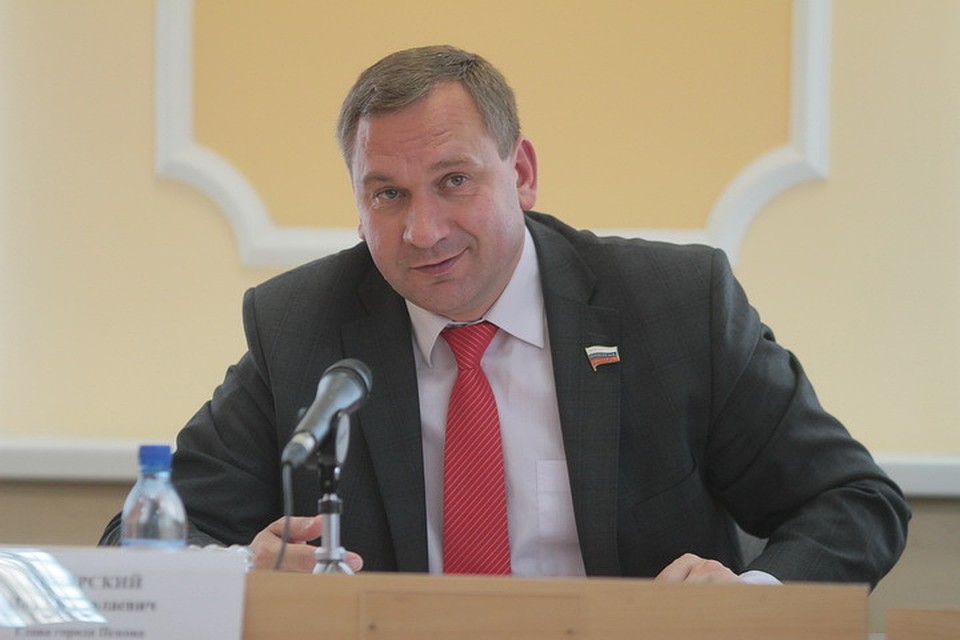Иван Цецерский подарил бургомистру Нойса Райнеру Бройеру символ чемпионата мира по футболу в России - волка Забиваку.
