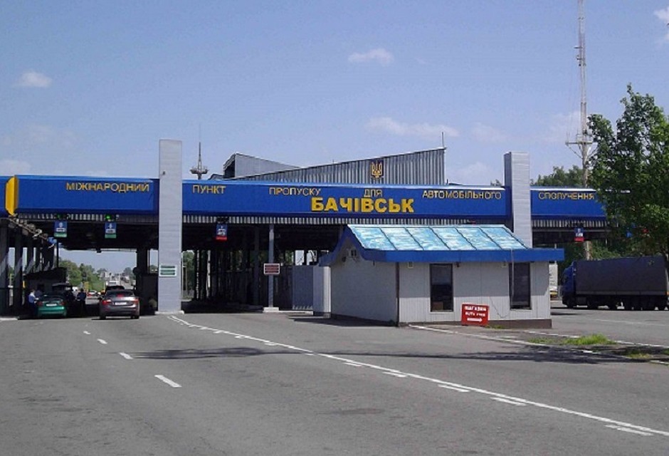 На пункте пропуска "Бачевск" в молдавском микроавтобусе обнаружили контрабанду. Фото: Украина 1