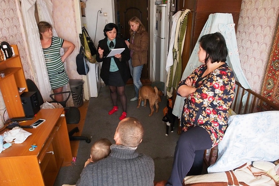 Приставы уговорили женщину отдать детей
