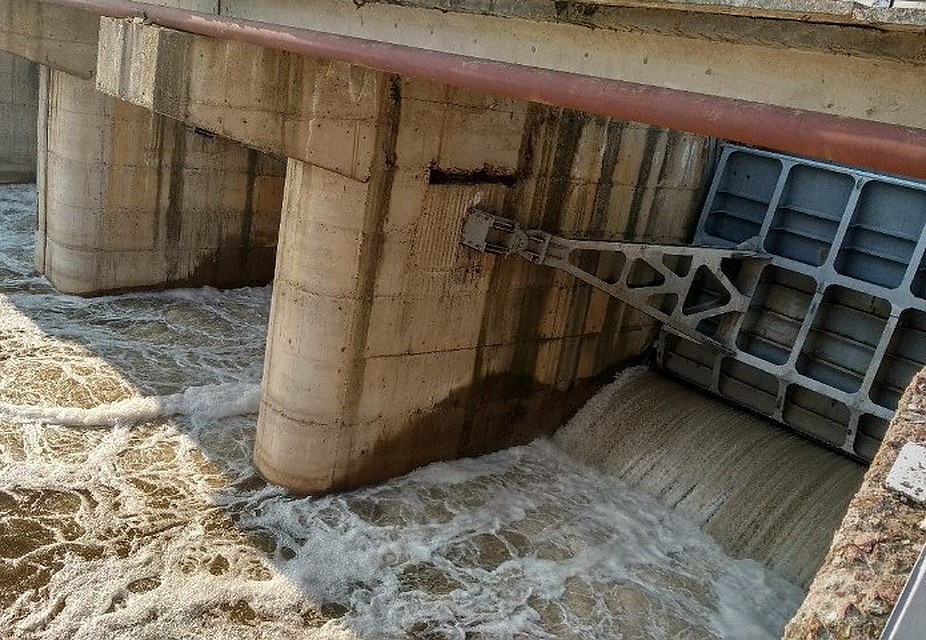 На водохранилище идет сброс воды
