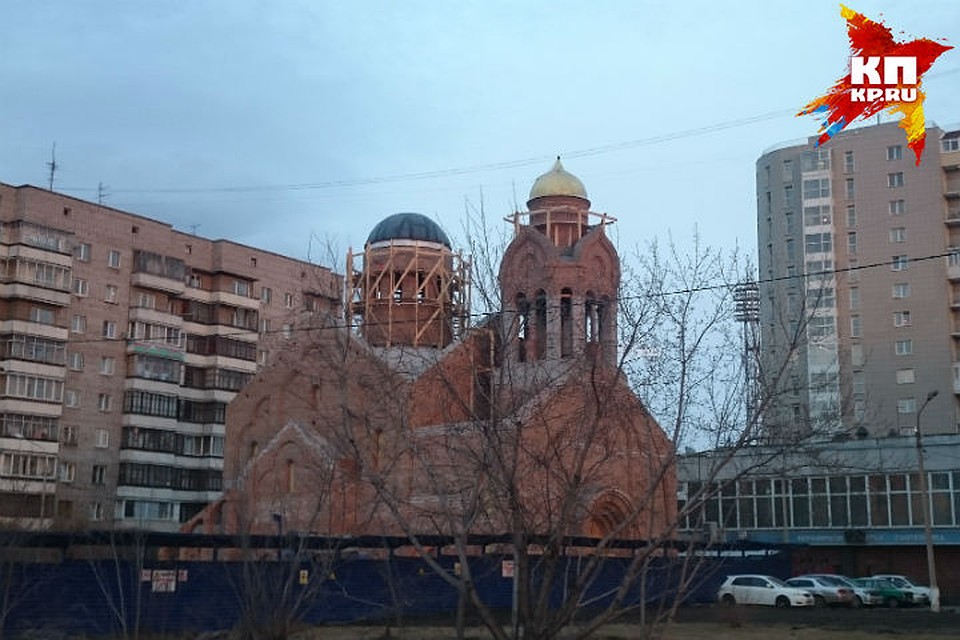 Купола старообрядческого храма в центре Красноярска начали покрывать золотом.