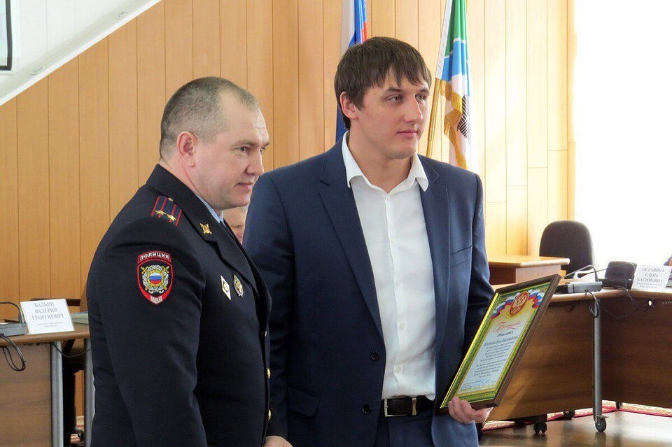 И. о. начальника бердского отдела МВД Игорь Иус наградил Илью Ильченко. Фото со страницы vk.com/rugby_dryzhina